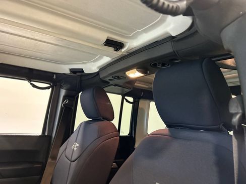 Used 2018 Jeep Wrangler Unlimited Sahara w/ Connectivity Group AWD/4WD image 25