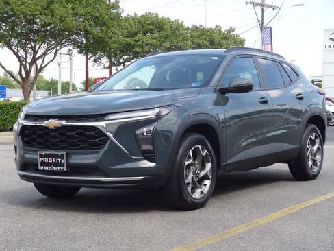 Used 2025 Chevrolet Trax LT image 1