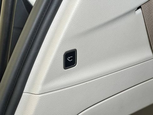 Used 2023 Chrysler Pacifica Touring-L FWD image 17