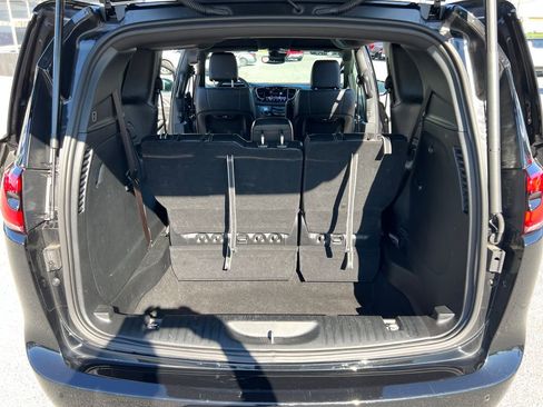 Used 2025 Chrysler Pacifica Select FWD image 16