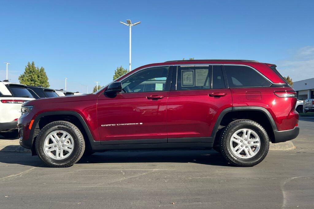 Used 2024 Jeep Grand Cherokee Laredo w/ Luxury Tech Group I RWD image 7