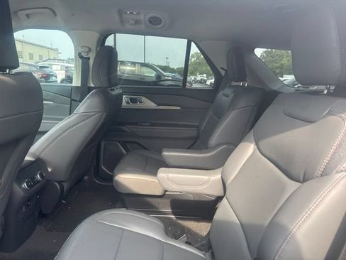 Used 2025 Ford Explorer Active w/ Active Comfort Package AWD/4WD image 9