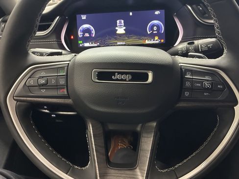 Used 2023 Jeep Grand Cherokee Limited w/ Black Appearance Package image 27