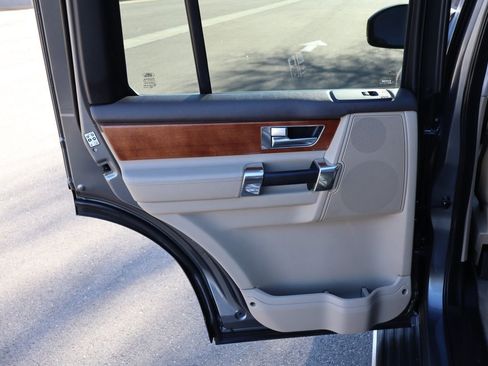 Used 2015 Land Rover LR4 HSE image 25