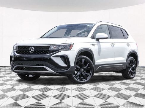 Used 2023 Volkswagen Taos SE w/ Black Wheel Package FWD image 2