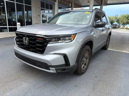 Certified 2025 Honda Pilot TrailSport image 3