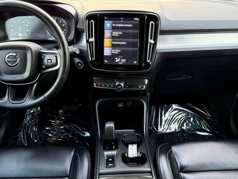 Used 2022 Volvo XC40 T4 Momentum image 33