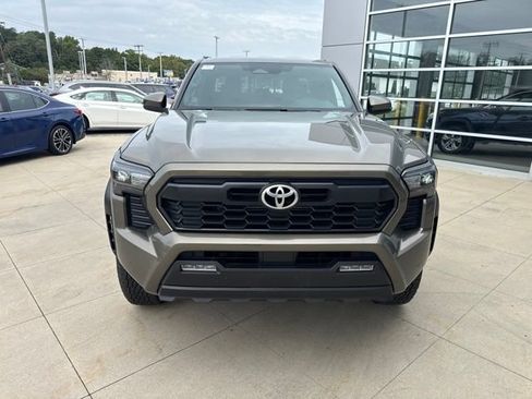 Used 2025 Toyota Tacoma TRD Off-Road w/ TRD Off Road Upgrade Package AWD/4WD image 2