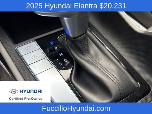 Certified 2025 Hyundai Elantra SE image 19