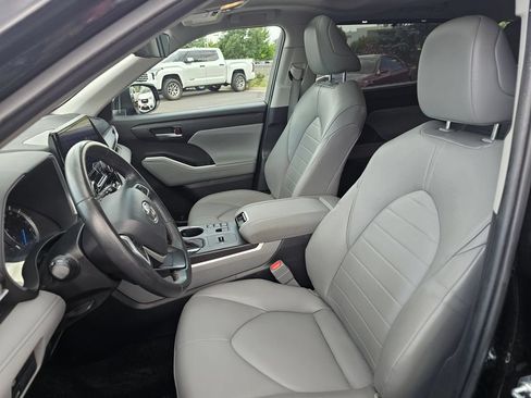 Used 2023 Toyota Highlander XLE AWD/4WD image 25