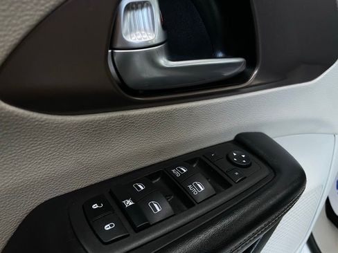 Used 2022 Chrysler Voyager LX image 20