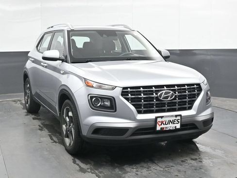 Used 2022 Hyundai Venue SEL FWD image 5