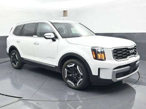 Used 2025 Kia Telluride S FWD image 2