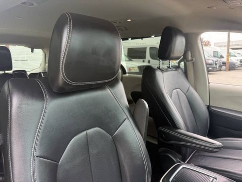 Used 2024 Chrysler Pacifica Touring-L FWD image 10