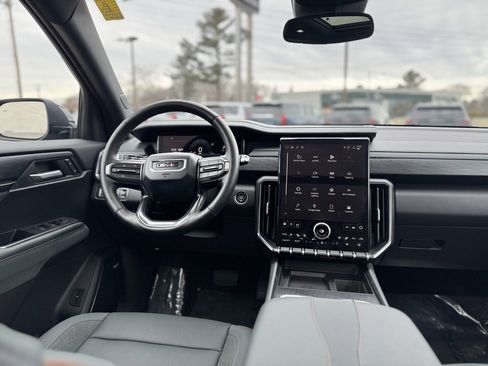 Used 2025 GMC Acadia AT4 w/ Luxury Package image 13