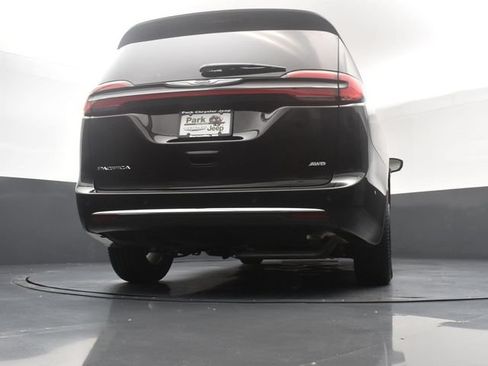 Used 2025 Chrysler Pacifica Select AWD/4WD image 24