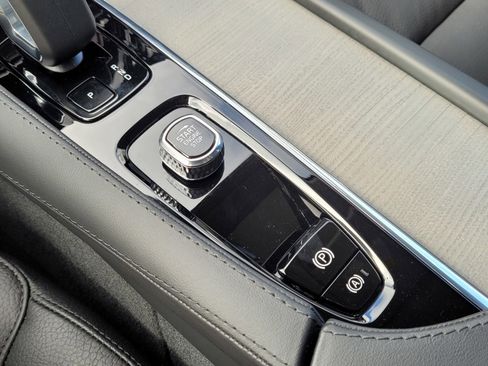 Certified 2025 Volvo V90 B6 Cross Country Plus image 26