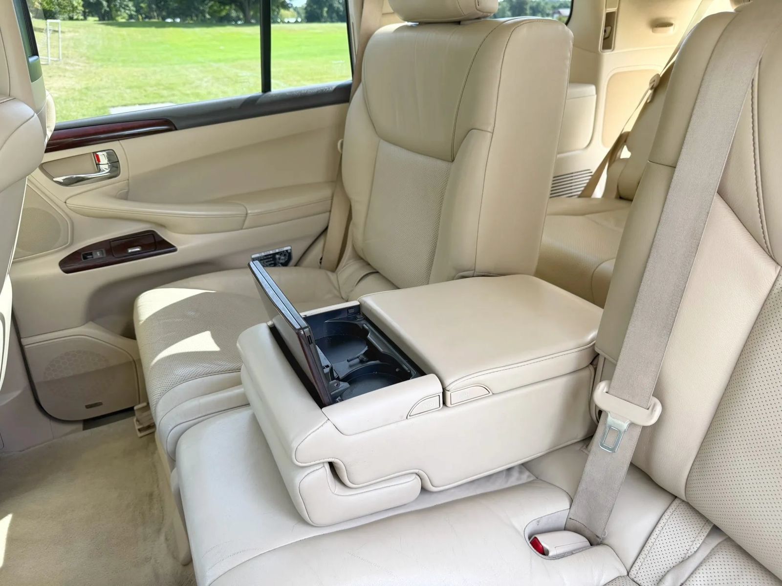Used 2013 Lexus LX 570 4WD w/ Luxury Pkg image 57