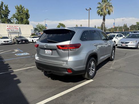 Used 2018 Toyota Highlander XLE image 3