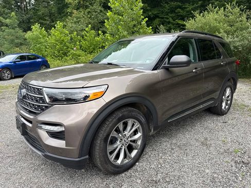 Used 2021 Ford Explorer XLT w/ Equipment Group 202A AWD/4WD image 3