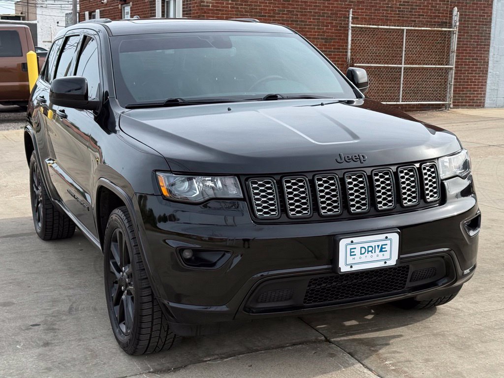 Used 2020 Jeep Grand Cherokee Altitude AWD/4WD image 3