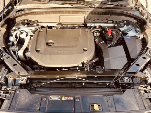 Used 2022 Volvo XC60 B6 R-Design w/ Advanced Package image 9