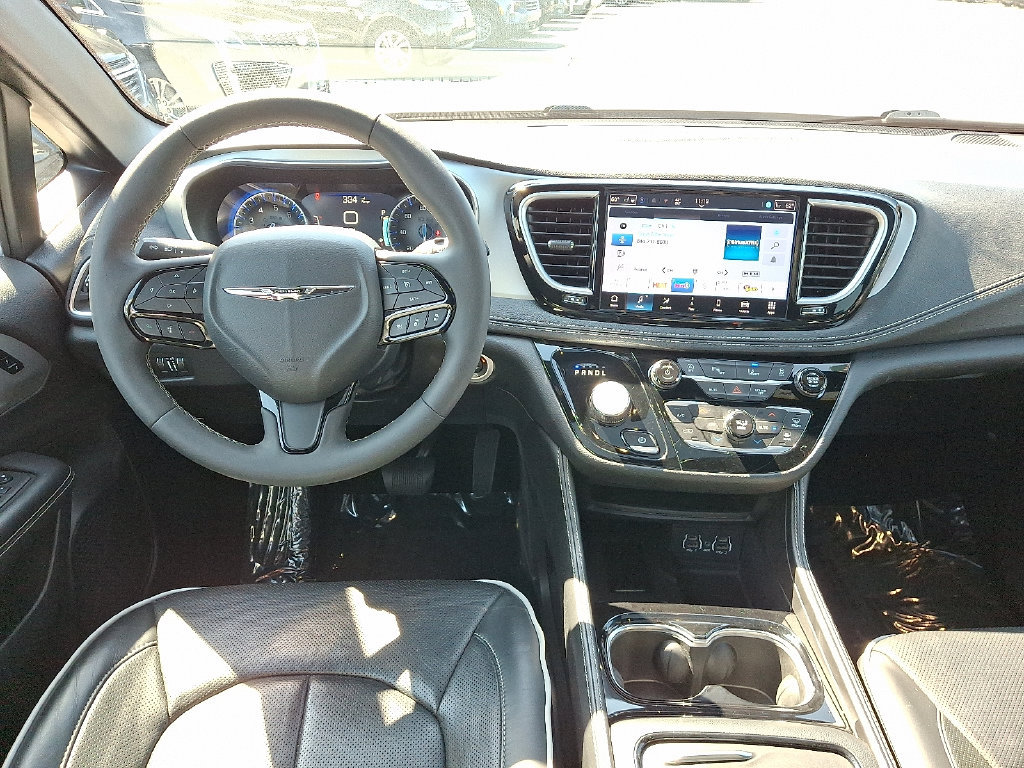 Used 2025 Chrysler Pacifica Limited FWD image 14