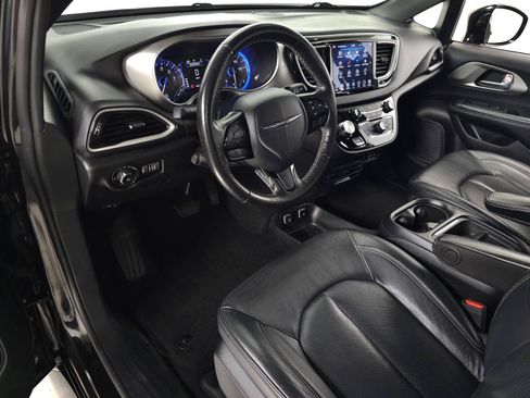 Used 2020 Chrysler Pacifica Touring-L w/ Premium Audio Group AWD/4WD image 15
