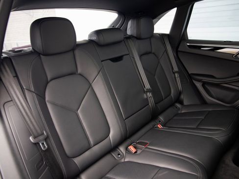 Certified 2025 Porsche Macan image 27