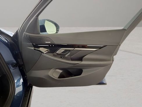 Used 2025 BMW 530i w/ Premium Package image 35