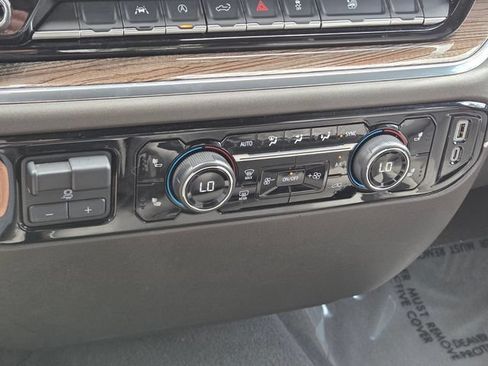 Used 2025 Chevrolet Silverado 1500 LT AWD/4WD image 24