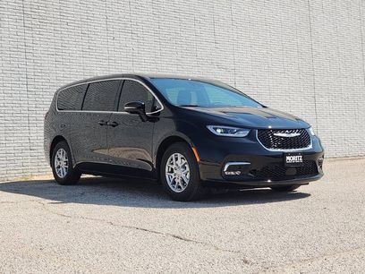 New 2025 Chrysler Pacifica Select