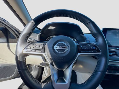 Used 2022 Nissan Altima 2.5 SV w/ SV Premium Package image 10