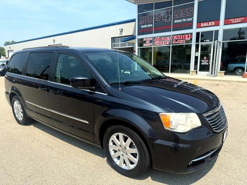 Used 2013 Chrysler Town & Country Touring image 3