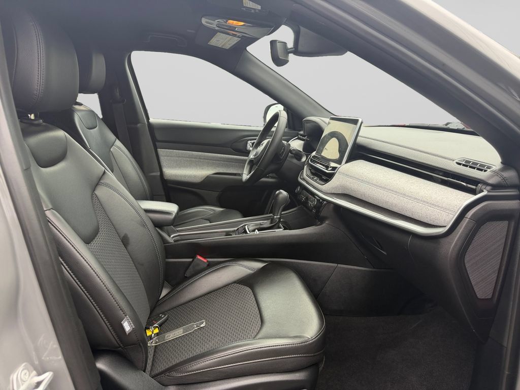 Used 2023 Jeep Compass Latitude AWD/4WD image 17