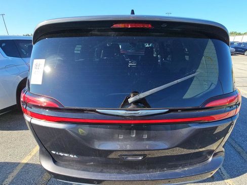 Used 2023 Chrysler Pacifica Touring-L FWD image 17