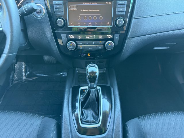 Used 2018 Nissan Rogue SV w/ Premium Package FWD image 12