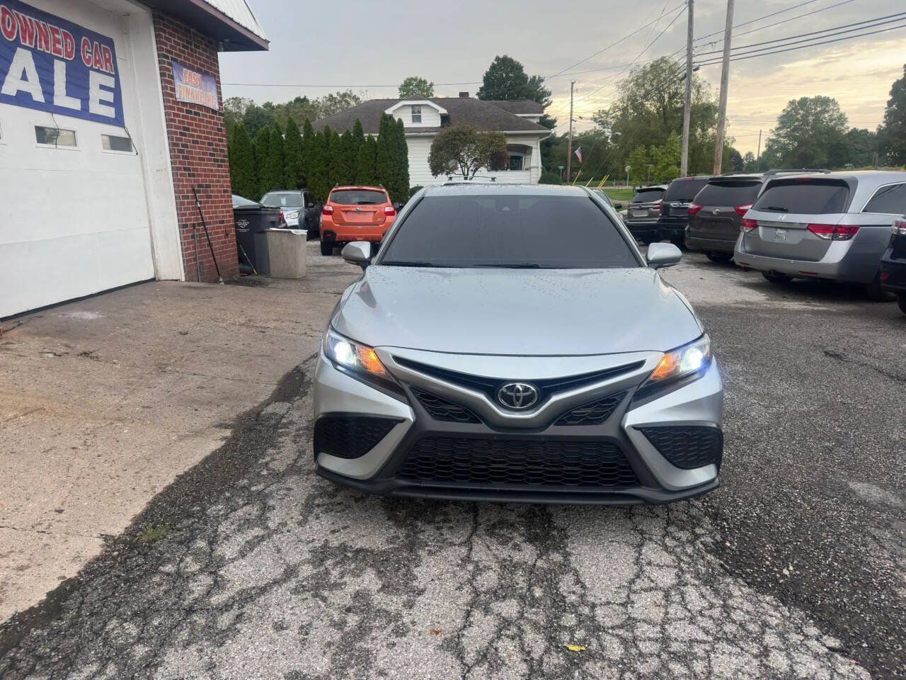 Used 2023 Toyota Camry SE FWD image 2