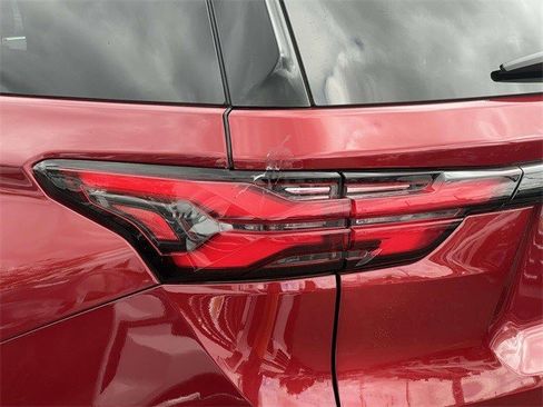 Used 2023 Chevrolet Traverse LT image 8