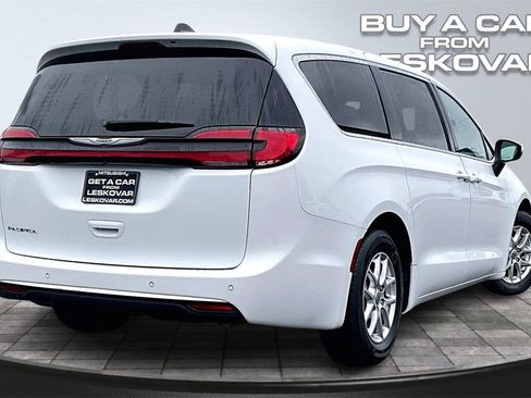 Used 2023 Chrysler Pacifica Touring-L image 13