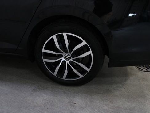 Used 2025 Volkswagen Jetta SE w/ Sunroof Package image 32