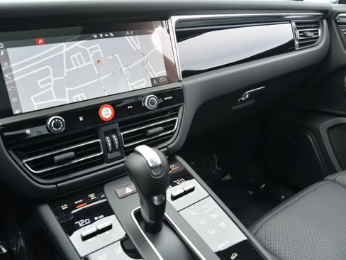 Certified 2026 Porsche Macan AWD/4WD image 30