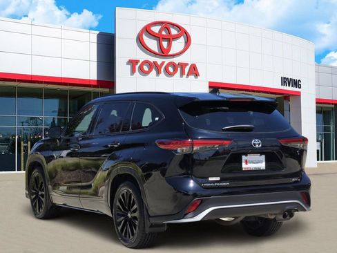 Used 2023 Toyota Highlander XSE FWD image 3