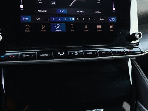 Used 2024 Jeep Wagoneer L Series II RWD image 18