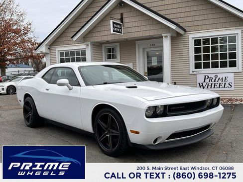 Used 2012 Dodge Challenger SXT image 1