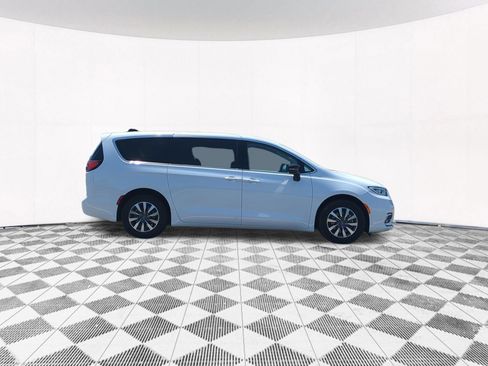 Used 2024 Chrysler Pacifica Limited FWD image 7