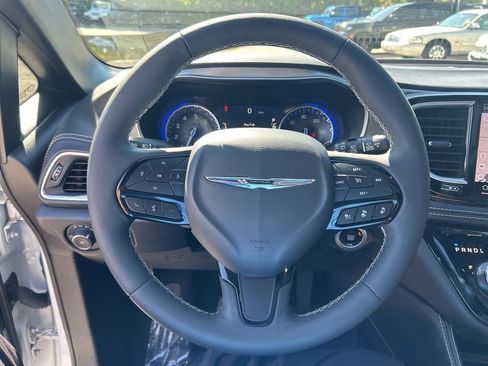 Used 2024 Chrysler Pacifica Limited w/ S Appearance Package image 15