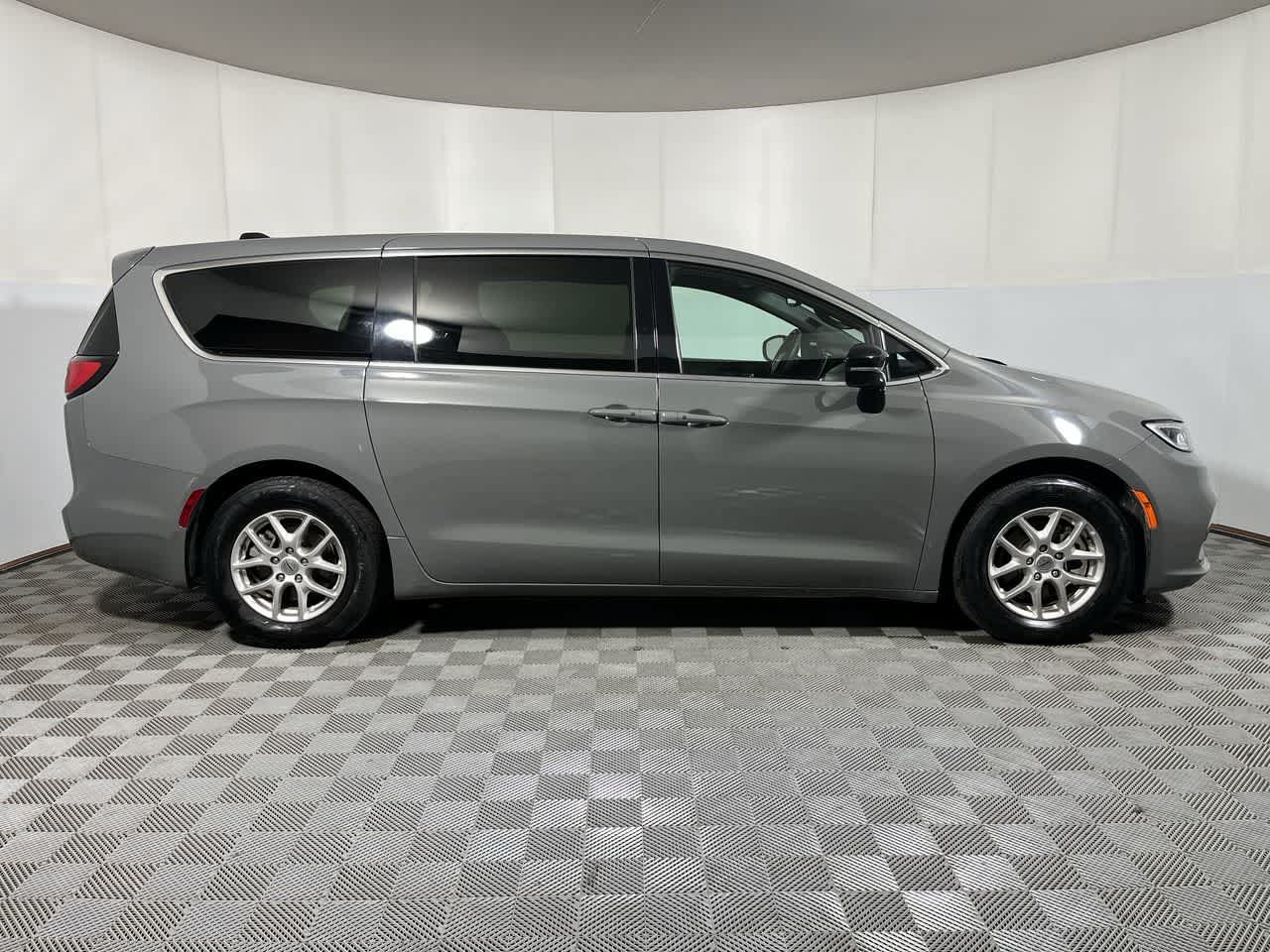 Used 2025 Chrysler Pacifica Select FWD image 9