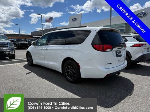 Used 2018 Chrysler Pacifica Touring-L FWD image 9