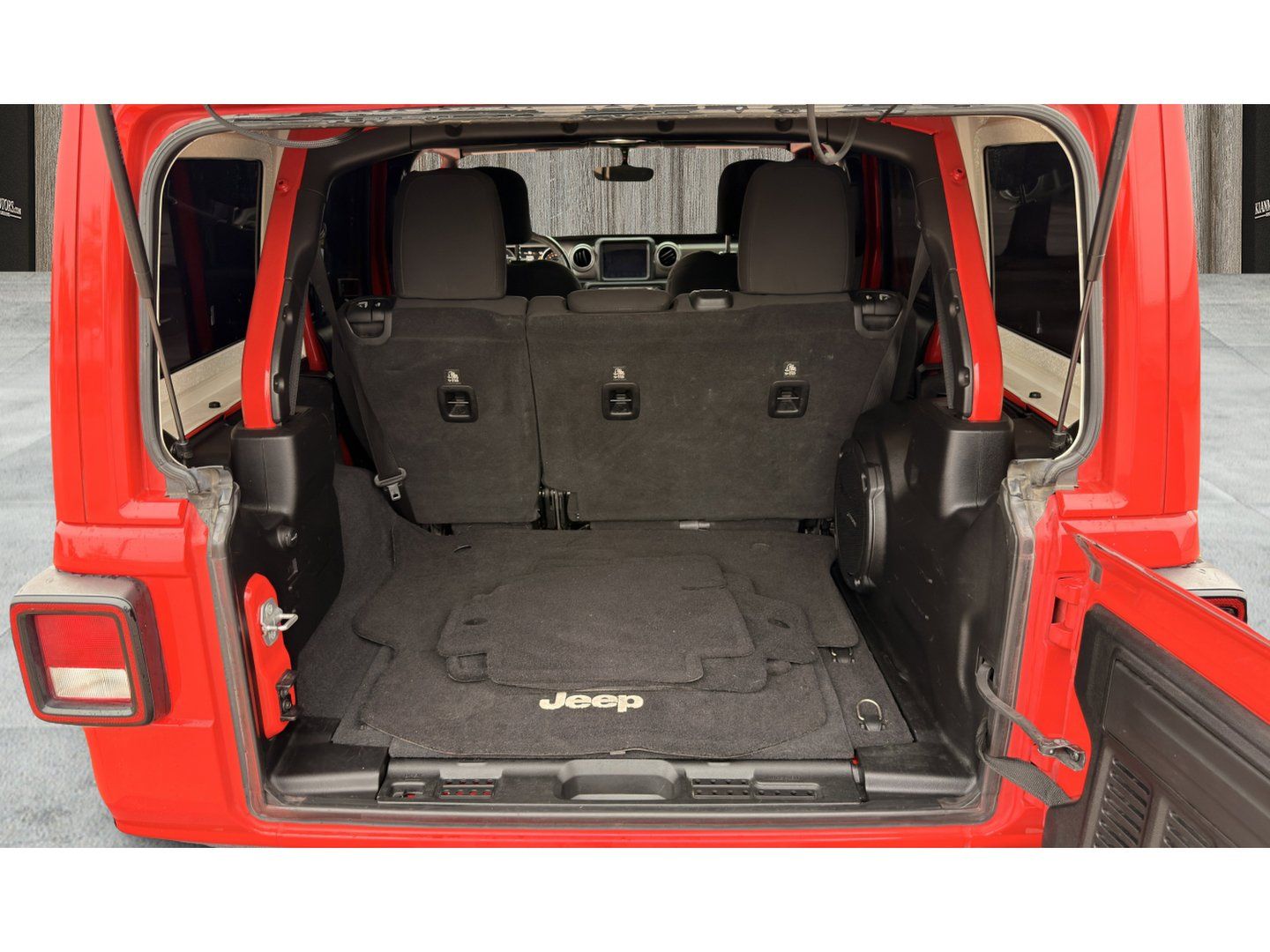 Used 2018 Jeep Wrangler Unlimited Sahara w/ Uconnect 4C Nav & Sound Group AWD/4WD image 32